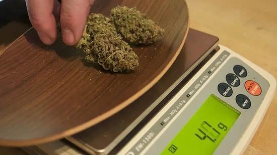 Adli Emanetten Uyuşturucu Çalan Memur, Evindeki Hassas Teraziyi Savundu: 'Diyetteyim, Besinleri Tartıyorum'