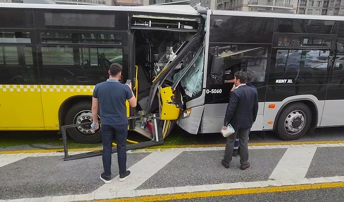 Sürücüsüz Metrobüs Dehşet Saçtı! Kafa Kafaya Çarpıştılar