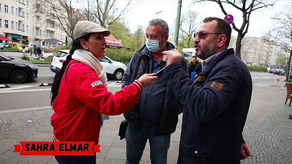 Sokak röportajına denk gelen iki dayı, Almanya'da ekmek ve domates kuyruğu olduğunu, Türkiye'de ise bunların olmadığını söyleyerek 'Keşke Türkiye'de yaşasak, daha rahat oluruz' dedi.