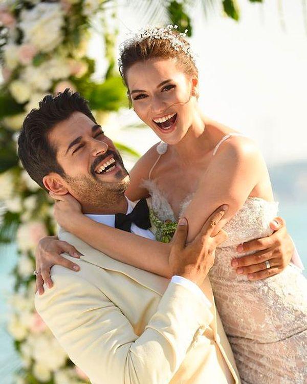 3. 3 yılı aşkın birlikteliklerini 2017 yılında evlilikle taçlandıran çifte Özçivit'in 3 milyon beğeniyi geçen bu fotoğrafıyla sevenlerinden tam destek geldi.