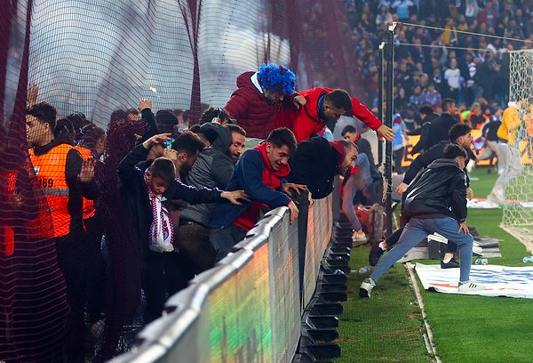 Nefes nefese geçen mücadelenin son anlarında bazı Trabzonsporlu taraftarlar maçın bittiğini zannederek sahaya girdi. O anlar böyle görüntülendi. 👇