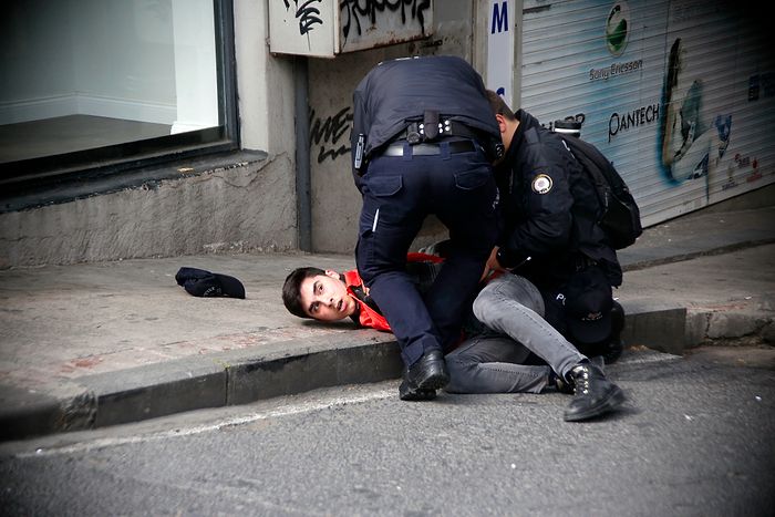 Taksim'de Kutlamaya İzin Yok: Sendikalar Çelenk Bıraktı, Bazı Gruplar Gözaltına Alındı