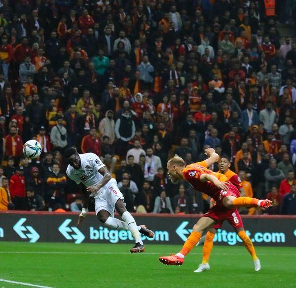 Sivasspor'a galibiyeti getiren golleri Ulvestad, Ahmet Oğuz ve Yatabare kaydetti. Gomis'in iki golü Galatasaray'a yetmedi.