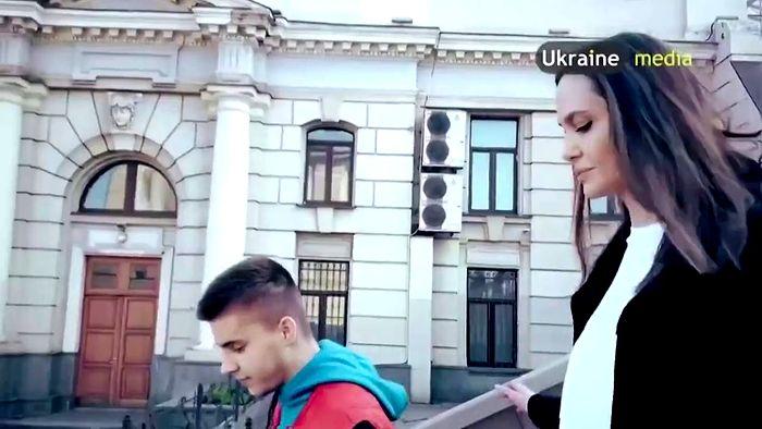 Sığınağa Koştu: Angelina Jolie'nin Ukrayna Ziyareti Sırasında Siren Sesleri