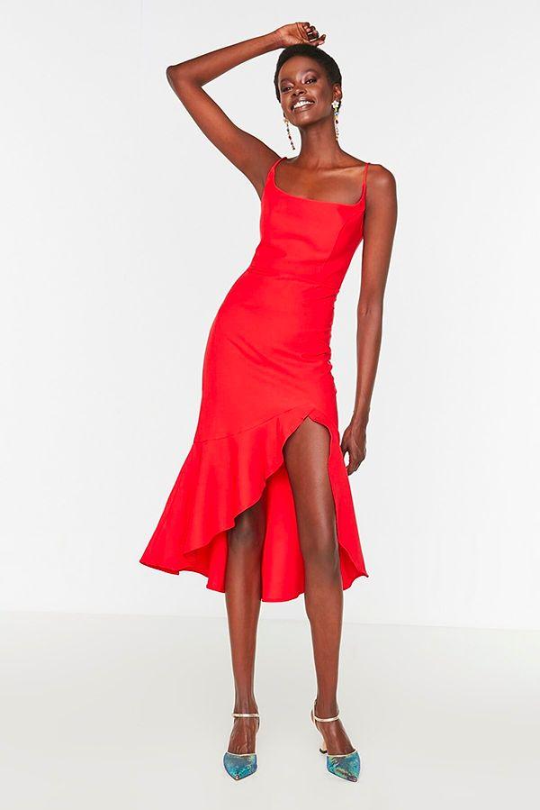 8. Kırmızı volanlı asimetrik kesim elbise.