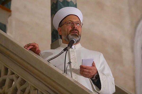 3. Diyanet İşleri Başkanı Prof. Dr. Ali Erbaş Süleymaniye Camii'nde bayram namazını kıldırırken hutbesinin bir kısmını İngilizce okudu.