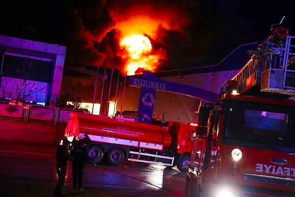 9. Gaziantep 3’üncü Organize Sanayi Bölgesinde bulunan bir geri dönüşüm fabrikasında çıkan yangın kontrol altına alınmaya çalışılıyor.