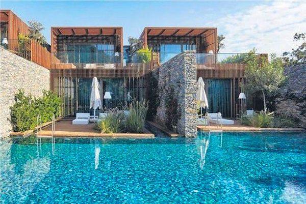 Kemer'de lüks bir otelin dubleks ve özel havuzlu villasını kiralayan Berkay bu villa için tam 670 bin lira harcadı!
