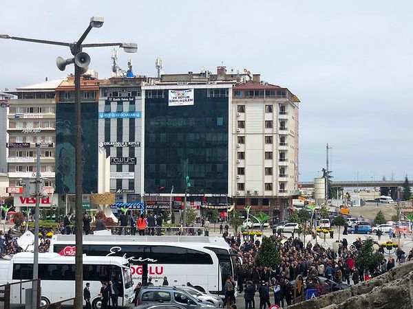 İmamoğlu'nun konuşması sırasında alanda bir binaya 'Kahrolsun PKK ve bütün işbirlikçileri' yazılı pankart asıldığı da görüldü.