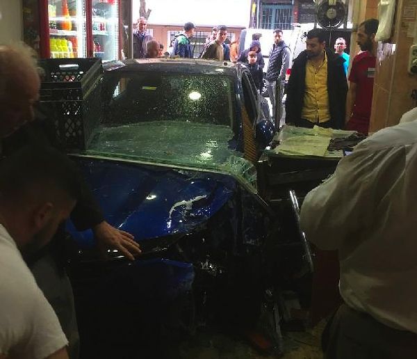 Otomobildeki 4 kişi, fırındakilerin şaşkın bakışları arasında sanki hiç bir şey olmamış gibi otomobilin camlarından çıkarak kaçtı.