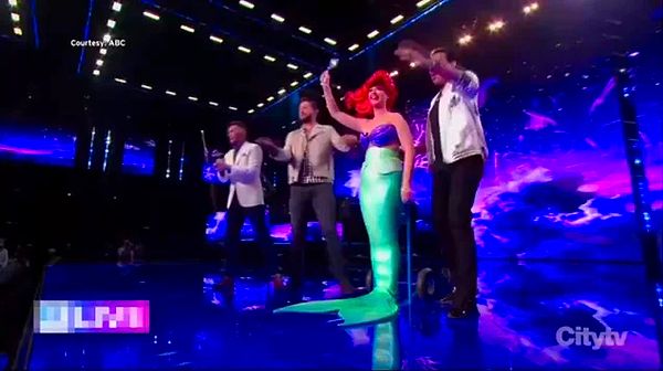 4. Katy Perry, American Idol programında kıyafetinin azizliğine uğrayarak sandalyeden düştü!