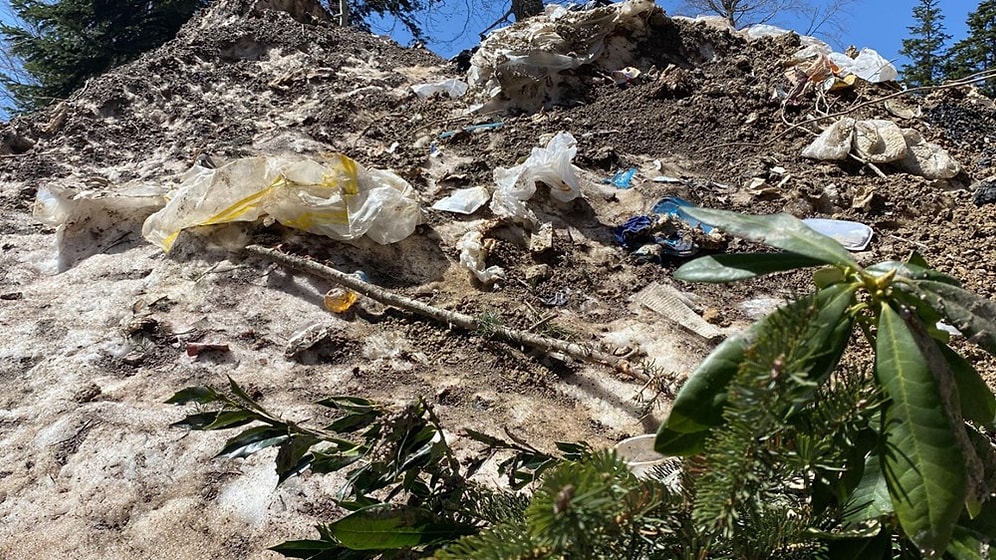 Turist Hatırası: Kartepe'de Karlar Eriyince  Tatilcilerin Bıraktığı Çöp Tepeleri Ortaya Çıktı