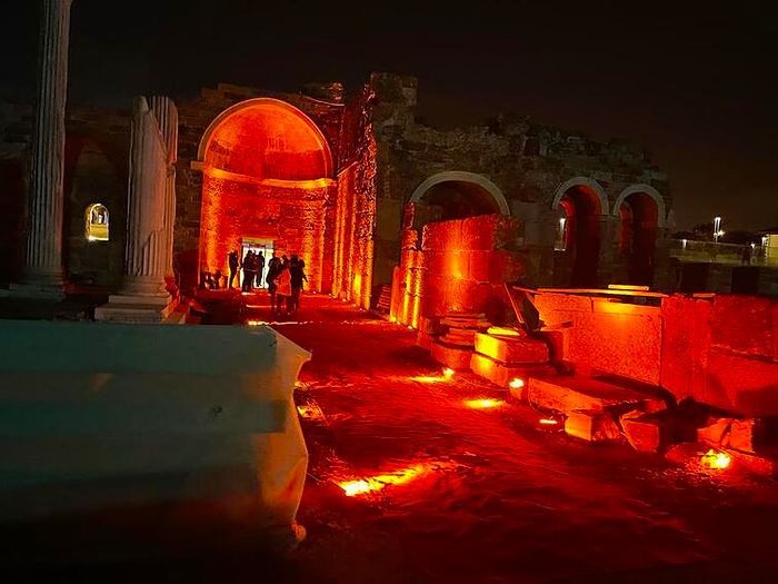 Apollon Tapınağı'nın Kapısını Gece Kulübü İçin Kullanan İşletmeci Hakkında Suç Duyurusu