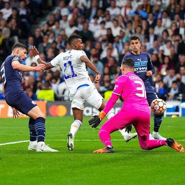 Real Madrid'de oyuna sonradan giren Rodrygo ise 90. ve 90+1. dakikalarda attığı golle durumu 2-1'e getirerek maçı mucizevi bir şekilde uzattı.