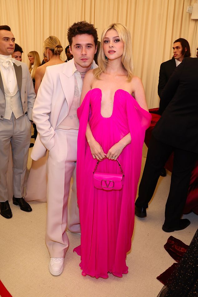 Yetmedi mi be Kuki? Brooklyn Beckham'ın Met Gala'da Eşi Nicola Peltz'in Eteklerinde Gezmesi Dillere Düştü