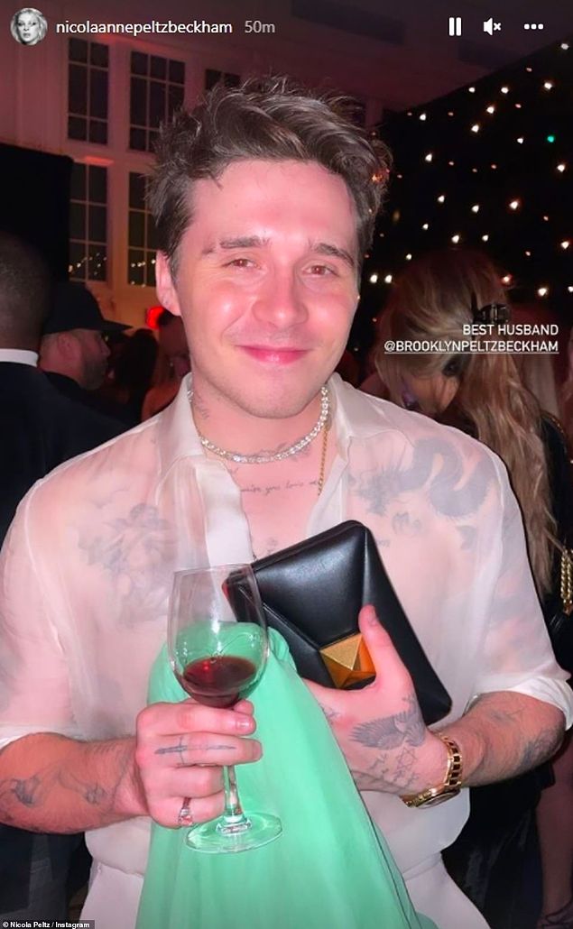 Yetmedi mi be Kuki? Brooklyn Beckham'ın Met Gala'da Eşi Nicola Peltz'in Eteklerinde Gezmesi Dillere Düştü