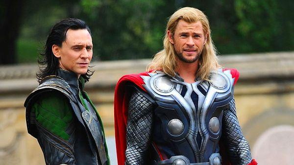 13. Thor'un Loki'ye yumruk attığı  sahnede Chris Hemsworth, Tom Hiddleston'a gerçekten vurdu. Sahnenin gerçekçi olması açısından bunu öneren kişi ise Hiddleston'ın kendisi! Bu cesareti, onu Hollywood'un en cesur adamı yapabilir!