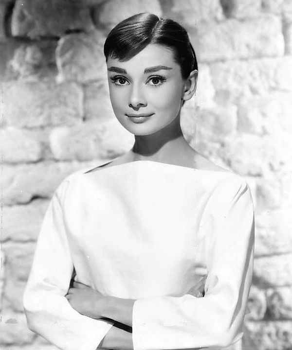 Audrey Hepburn, çocukken İngiltere'de yatılı bir okula gitmiş. II. Dünya Savaşı sırasında Nazi işgali altındaki Hollanda'da yaşamını sürdürmüştür.