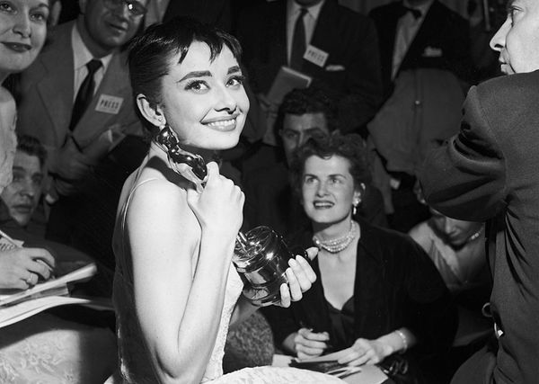 Audrey Hepburn sayısız ödüle layık görülmüştür. 2 adet Altın Küre ödülü bulunan Hepburn, 4 defa En İyi Kadın Oyuncu Oscar'ına aday gösterilmiştir.