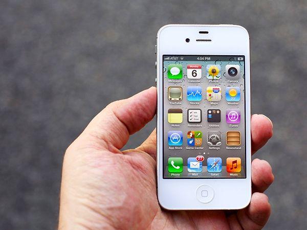 2015 yılında kullanıma sunulan iOS 9, iddialara göre iPhone 4s cihazları yavaşlattı ve performansı düşürdü.