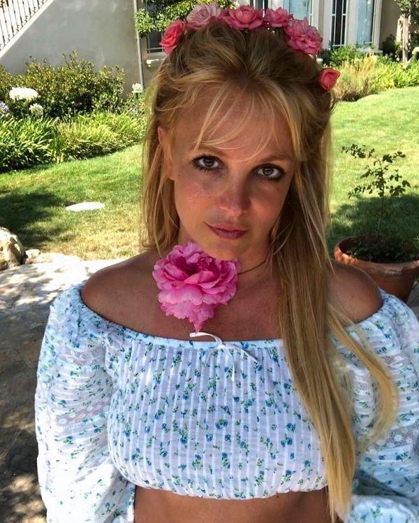 Sosyal medyayı aktif kullanan ünlülerde olan Britney Spears, paylaşımlarıyla da gündeme geliyor.