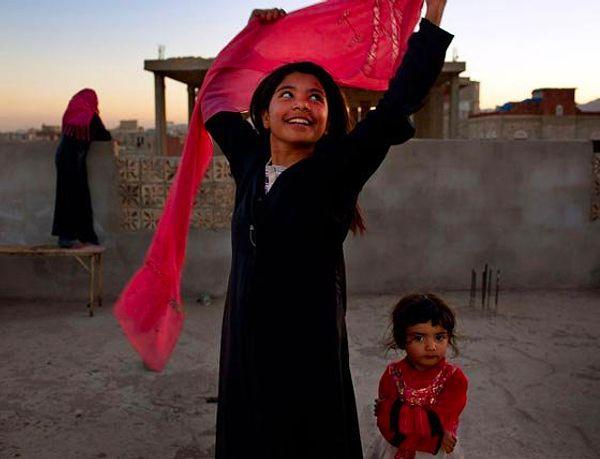 2. Kendinden yaşça büyük kocasından boşanabilen Yemenli bir kız çocuğunun mutluluğu...