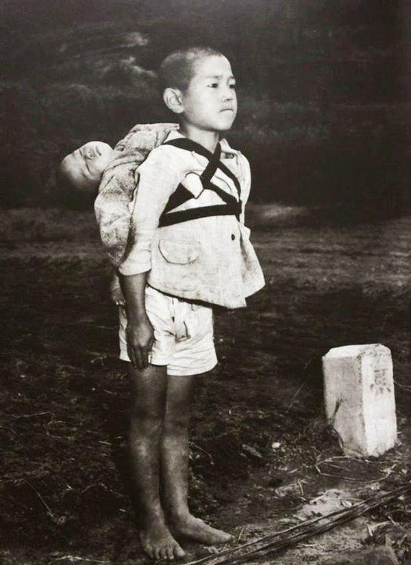 11. İkinci Dünya Savaşı sırasında hayatını kaybeden küçük kardeşinin cansız bedenini sırtında taşıyan Japon bir çocuk: