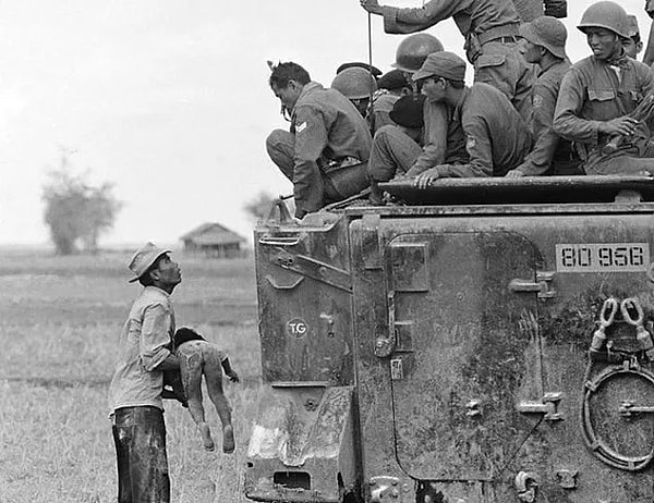 10. Kamboçyalılar tarafından öldüren çocuğunu askerlere gösteren Vietnamlı bir baba: