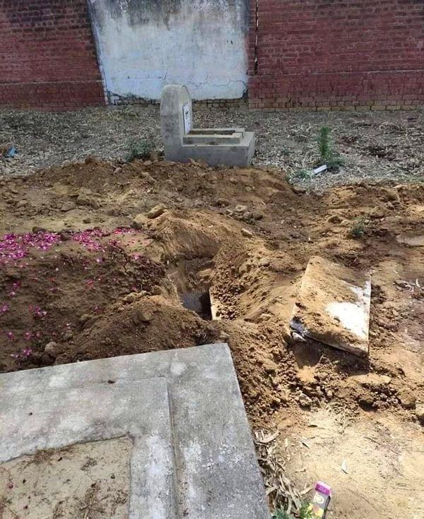 Ölen genç kızın akrabaları ertesi sabah mezarlığı ziyarete gittiler. Akrabalar, mezarlığın kazılmış olduğunu ve cesedin de üstü açık bir şekilde üstünde yattığını gördüler.