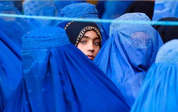 6. Afganistan'ı kontrolü altına alan Taliban yönetimi, kadınlarla ilgili ehliyet yasağından sonra yeni bir kanun ile gündem oldu. Bundan sonra kadınların, halka açık yerlerde burka giymelerinin zorunlu olduğunu duyurdu