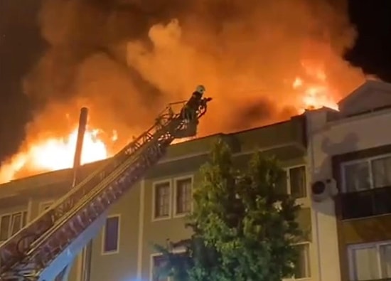 Binanın Çatısında Çıkan Yangında Maddi Hasar Oluştu