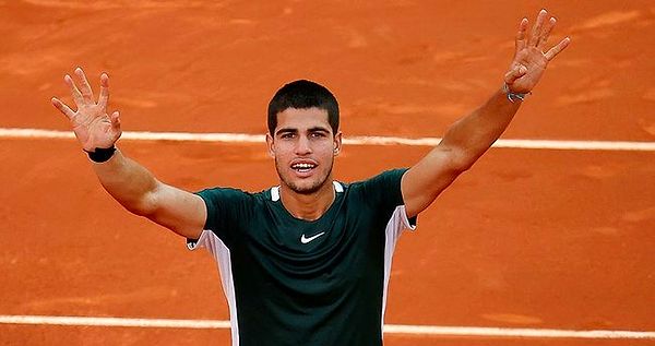 Madrid'de yapılan açık tenis turnuvası tek erkekler finalinde şampiyon olmasıyla birlikte 'Madrid'de kazanan en genç tenisçi' unvanını kazandı.