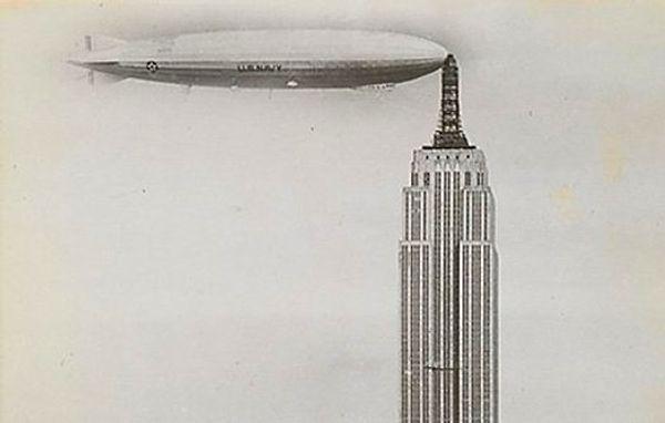 6. 1930'da inşa edilen Empire State Binası, bir zeplinin tüm NYC'ye bakan gökdelenin en tepesine yanaşabileceği şekilde tasarlandı.