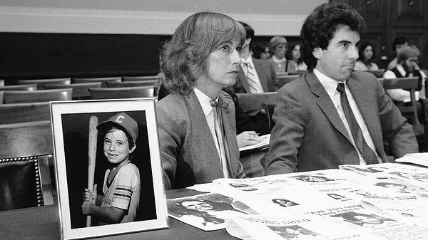 7. 'America's Most Wanted' (Amerika'nın En Çok Arananları) adlı ünlü televizyon programının sunucusu John Walsh, 1981 yılında 6 yaşındaki oğlunun kaçırılıp vahşice öldürülmesinin ardından kayıp çocukların avukatılığını yapmaya başladı.