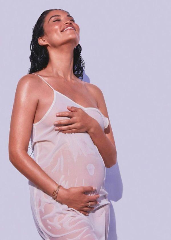Shanina Shaik sevgilisi Matthew Adesuyan ile bebek beklediğini duyurdu. Ünlü modelin Anneler Günü'nde paylaştığı karnı burnunda pozlar beğeni topladı.