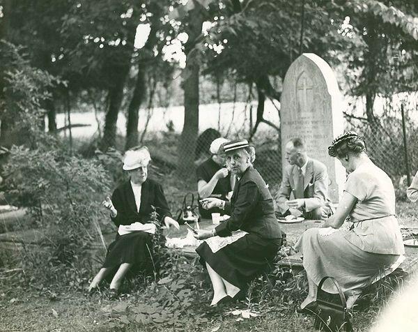 11. Şehir parklarının inşa edilmesinden önce mezarlıklarda piknik yapmak oldukça yaygındı.