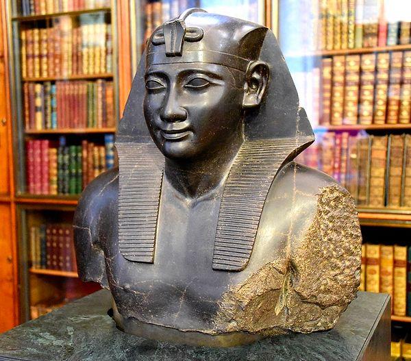 13. Kleopatra, Mısır'da okumayı ve yazmayı bilen tek Ptolemaik hükümdardı. Aynı zamanda 7 dil konuşabiliyordu.