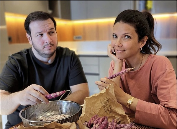 Hala da öyleler, nazar değmesin! Fakat şaşırtıcı olan şey şu ki; geçtiğimiz saatlerde @magazin_medyasi adlı hesabın iddiasına göre çift kaldıkları otelin restoranında, herkesin içinde kavga etmiş.