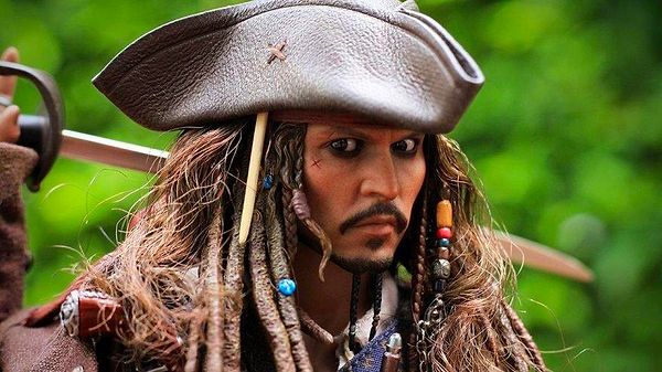 Depp, Heard’ün kendisi hakkında yaptığı şiddet ve istismar suçlamaları nedeniyle Karayip Korsanları serisindeki Jack Sparrow rolünü kaybetmişti biliyorsunuz ki.