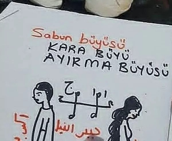 3. “Kulağa biraz tuhaf gelebilir ama en sevdiğim eşyaların üstüne bebek yağı döküyor ve iğneyle çiziyordu. Bence büyü yapıyordu.”