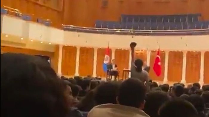 Ümit Özdağ'a Protesto: 'Üniversitelerde Irkçılığa İzin Vermeyeceğiz'