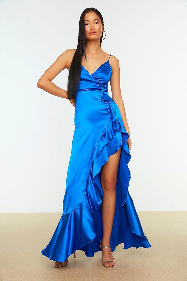 7. Dikkat çekici bir nişan elbisesi için saks mavisi tercih edebilirsiniz.