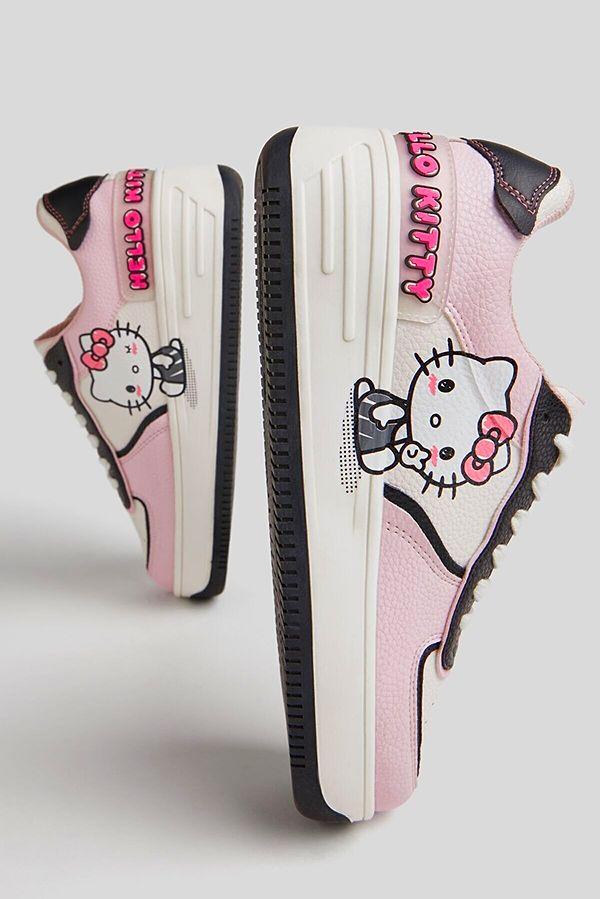 10. Hello Kitty’li bir ayakkabıya ne dersiniz?