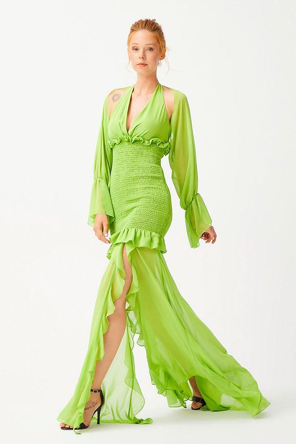 18. Farklı bir tarz nişan elbisesi isteyenler için yeşil gipe detaylı elbise harika bir tercih olacaktır!💚