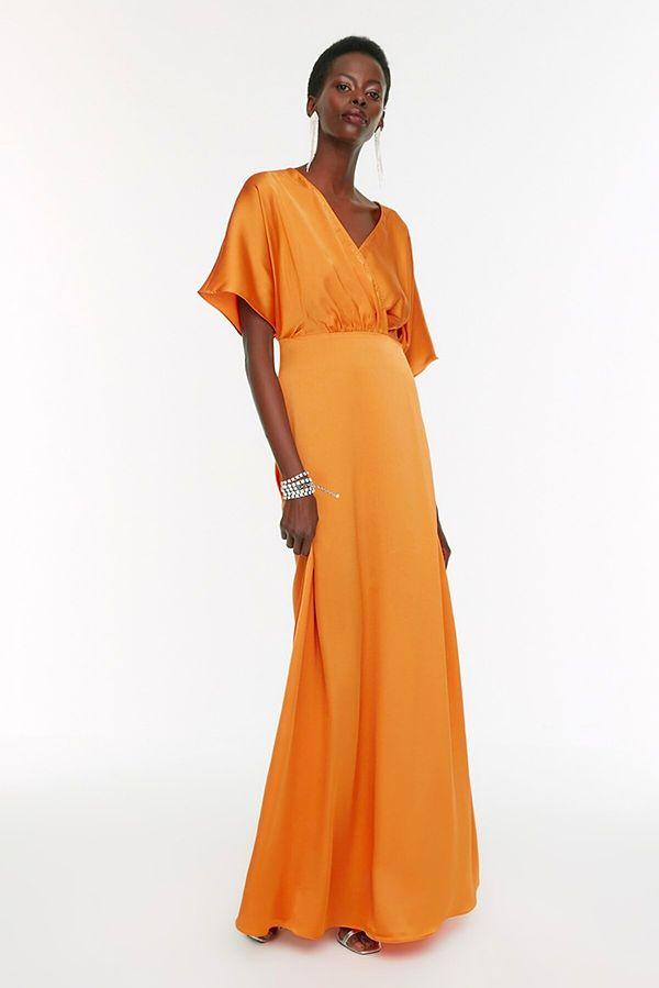 20. Turuncu abiye elbise nişanınız için renkli bir seçenek olabilir.