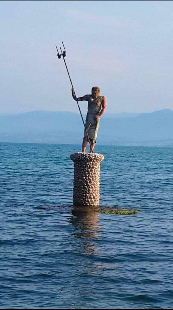 Sinop'taki Poseidon heykeli de şu şekilde.👇