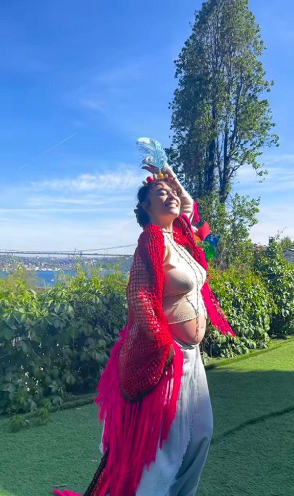 6 aylık hamileliğini dolduran Demet Evgar, baby shower yerine arkadaşlarıyla "anneliğe geçiş kutlaması" yaptı