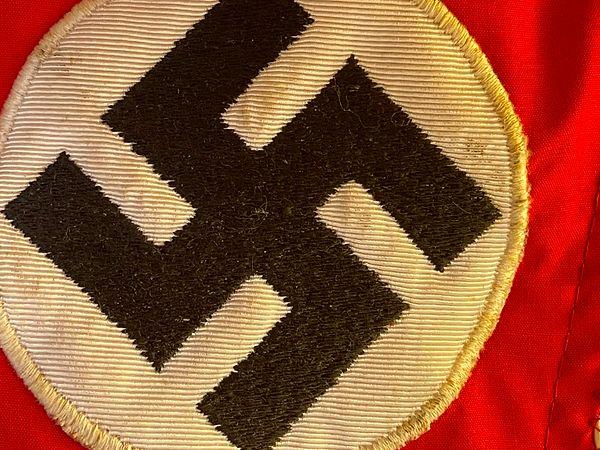 Gamalı haç veya Hakenkreuz (çengelli haç), 1920'de Nazi Partisi'nin amblemi oldu.