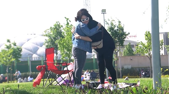 Anneler Günü'nde İnsanlara 'Size Sarılabilir miyim?' Diye Soran Gençlerin Kaydettikleri Duygusal Anlar