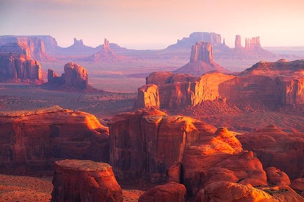 1. Monument Valley'de güneşin doğuşu.